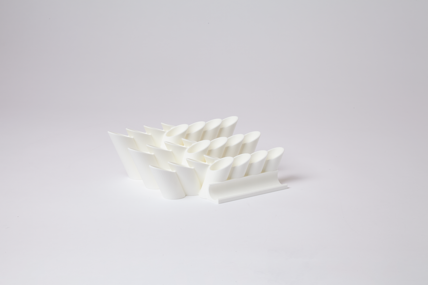 Empty bouquet-style cannabis display in white for 22mm pre-roll tubes